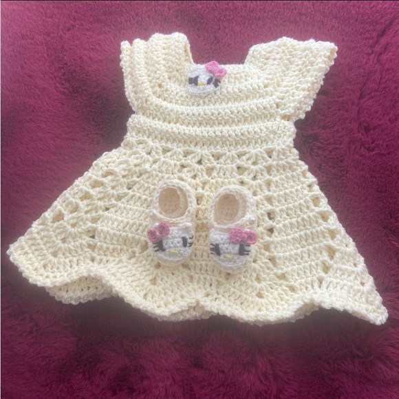 Adorable! Hello kitty, pearl button crochet baby booties and dress set - Picture 15 of 15